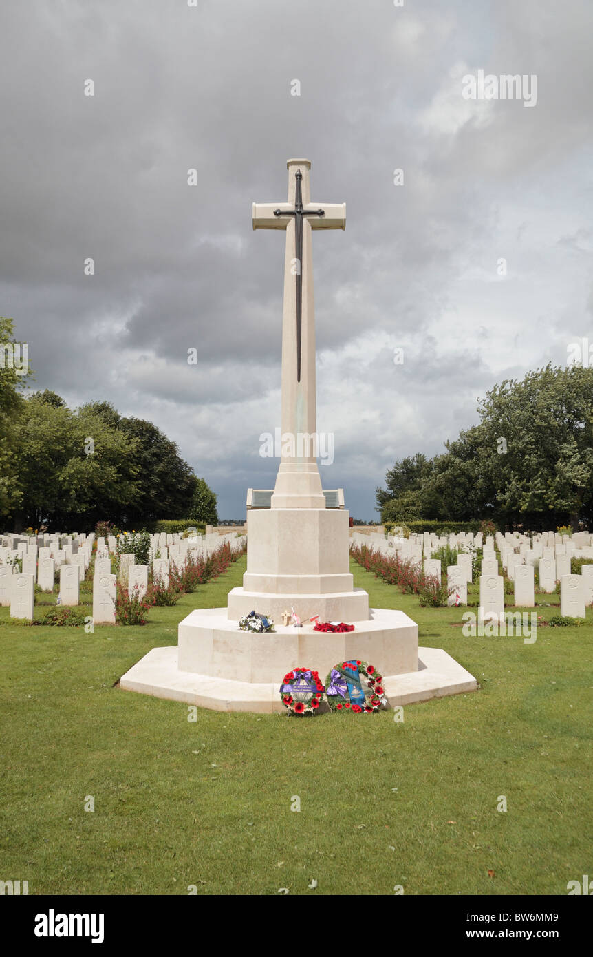 Das Überqueren der Opfer in dem Beny-Sur-Mer kanadischen Commonwealth War Cemetery in der Nähe von Courseulles-Sur-Mer, Normandie, Frankreich. Stockfoto