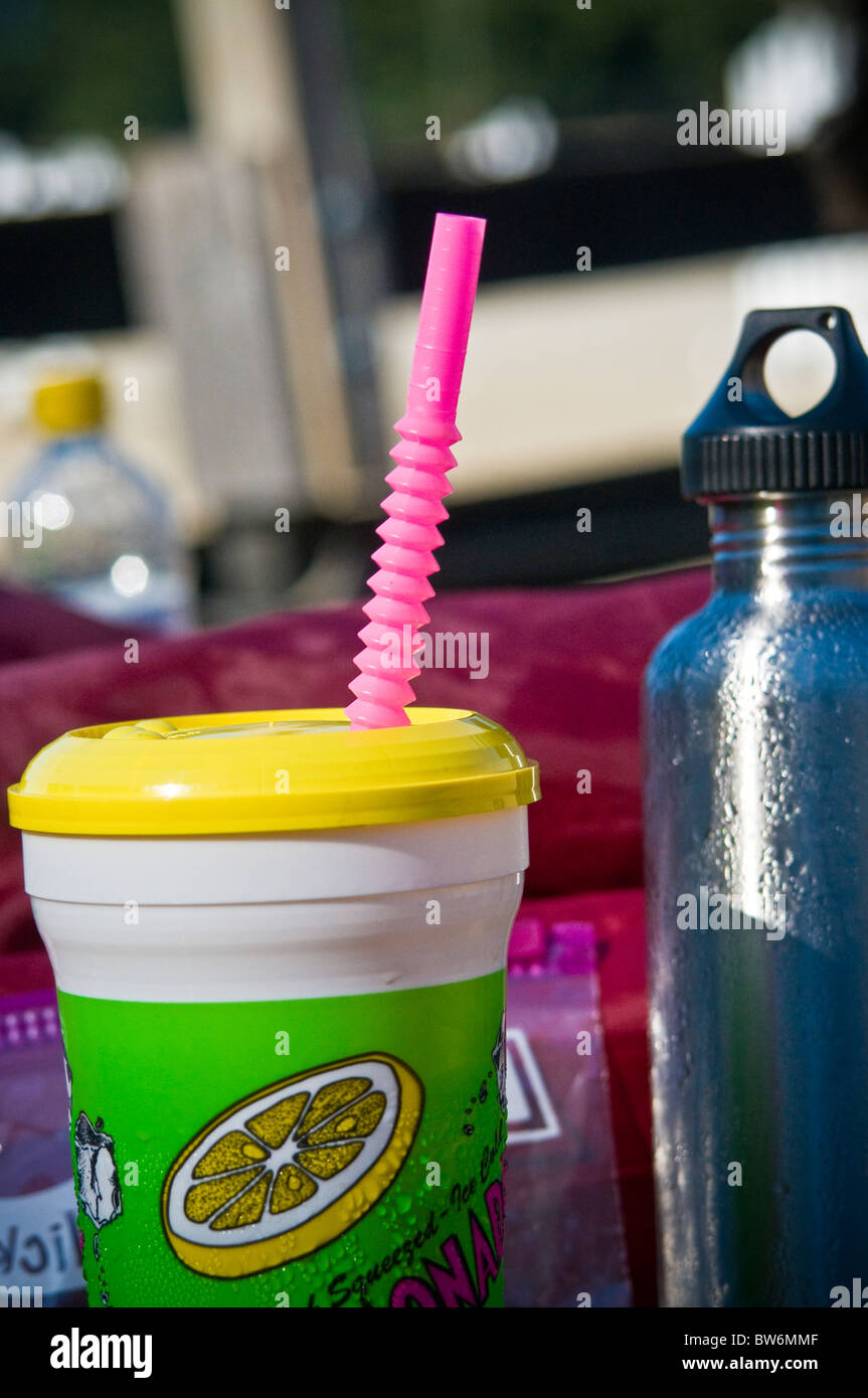 Gelb, grün, Pink, Plasstic Tasse und Stroh. Stockfoto
