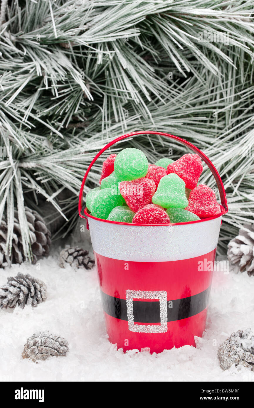 Einen dekorativen Eimer Weihnachtsplätzchen in einer verschneiten Wildnis. Open Space für Kopie absichtlich links im oberen Bildbereich Baum. Stockfoto