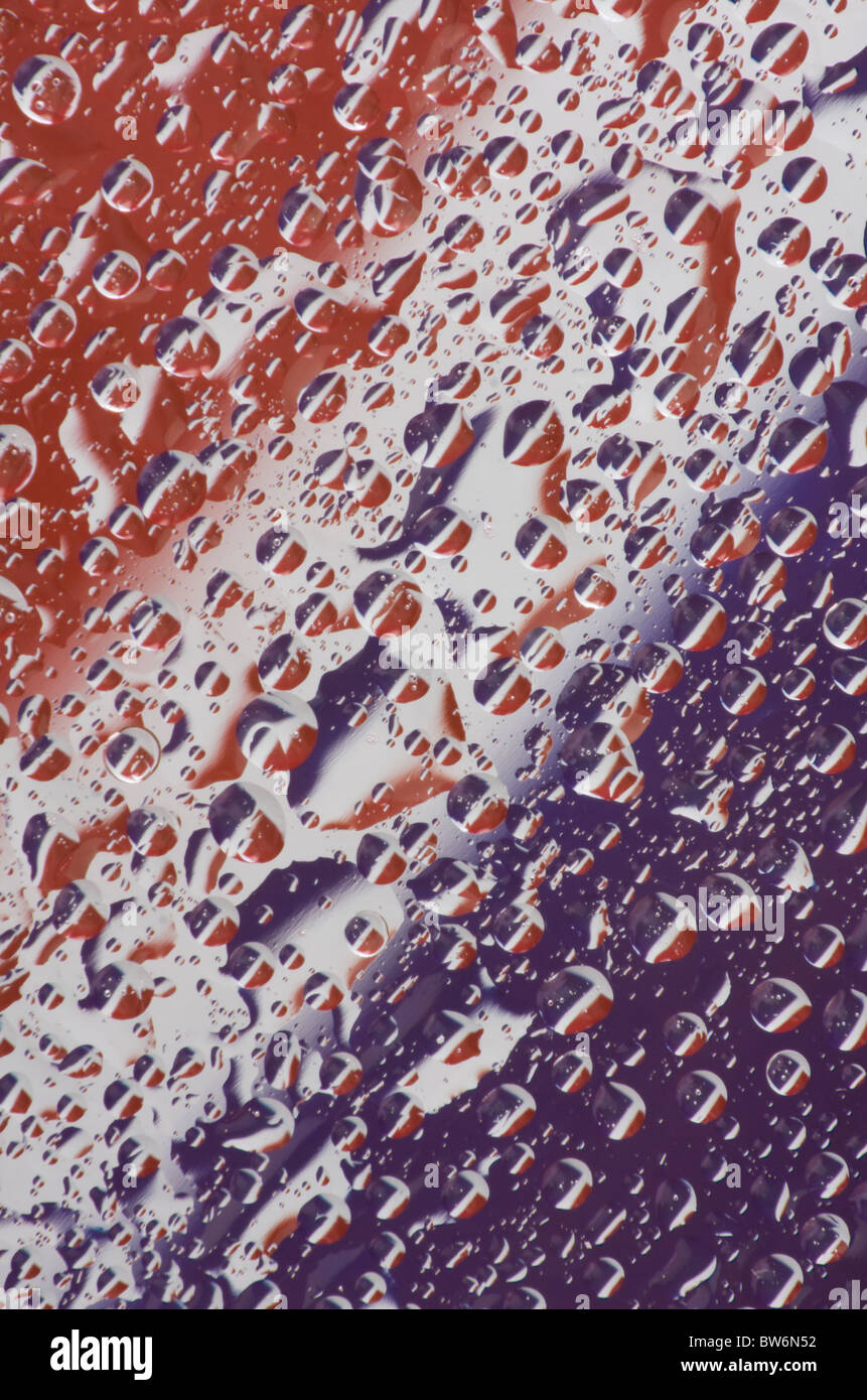 Rot weiß blau Wassertropfen auf Klarsichtfolie. Stockfoto