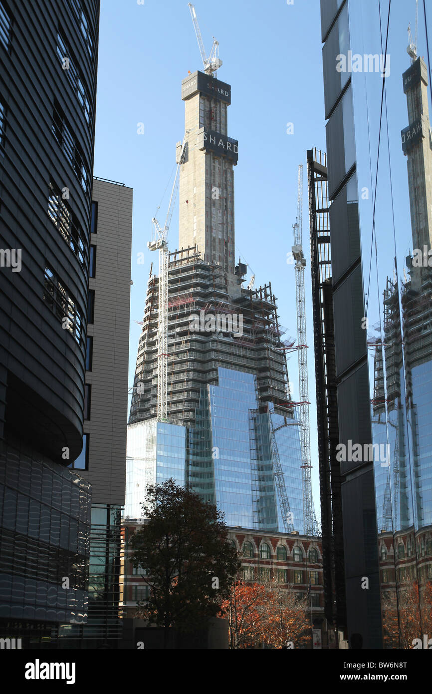 November 2010 - der Shard Tower befindet sich im Bau, an der London Bridge Stockfoto