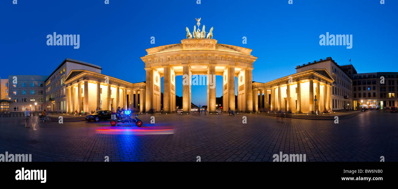 Deutschland Panorama Brandenburger Tor bei Nacht Stockfoto