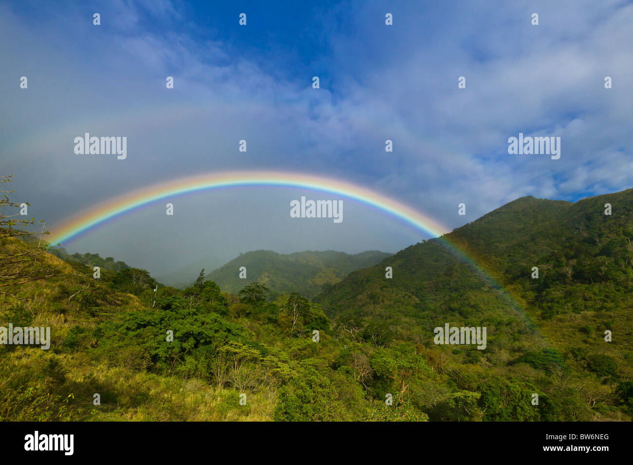 Doppelter Regenbogen Monte Verde, Costa Rica, Zentralamerika. Stockfoto