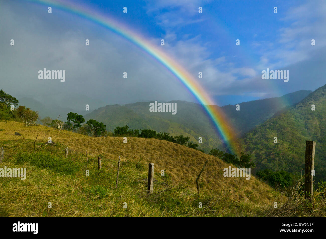 doppelter Regenbogen Monte Verde, Costa Rica, Zentralamerika. Stockfoto