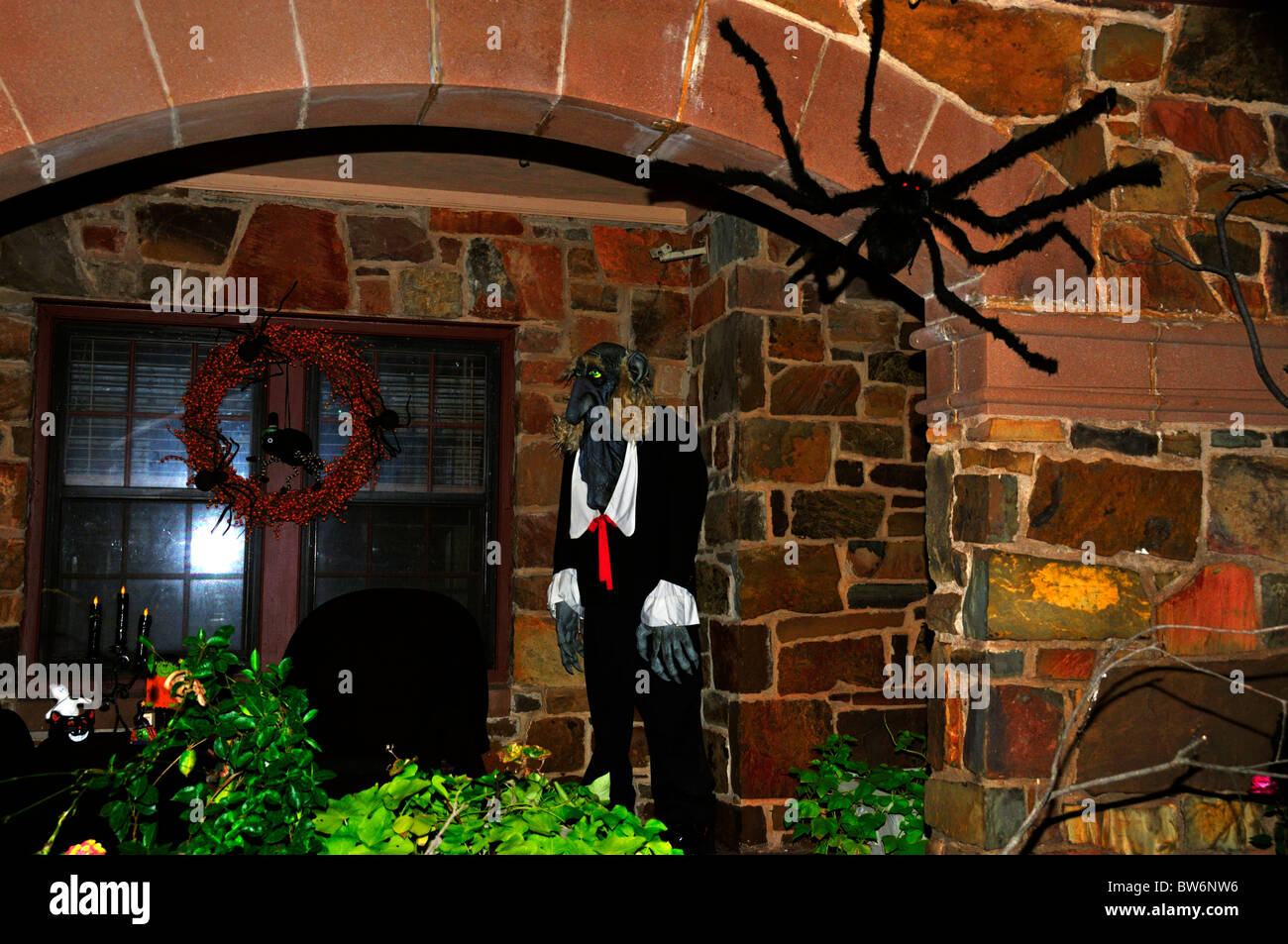 Ein Spukhaus für Halloween dekoriert mit einem Ghul und Spinne in Oklahoma, USA. Stockfoto