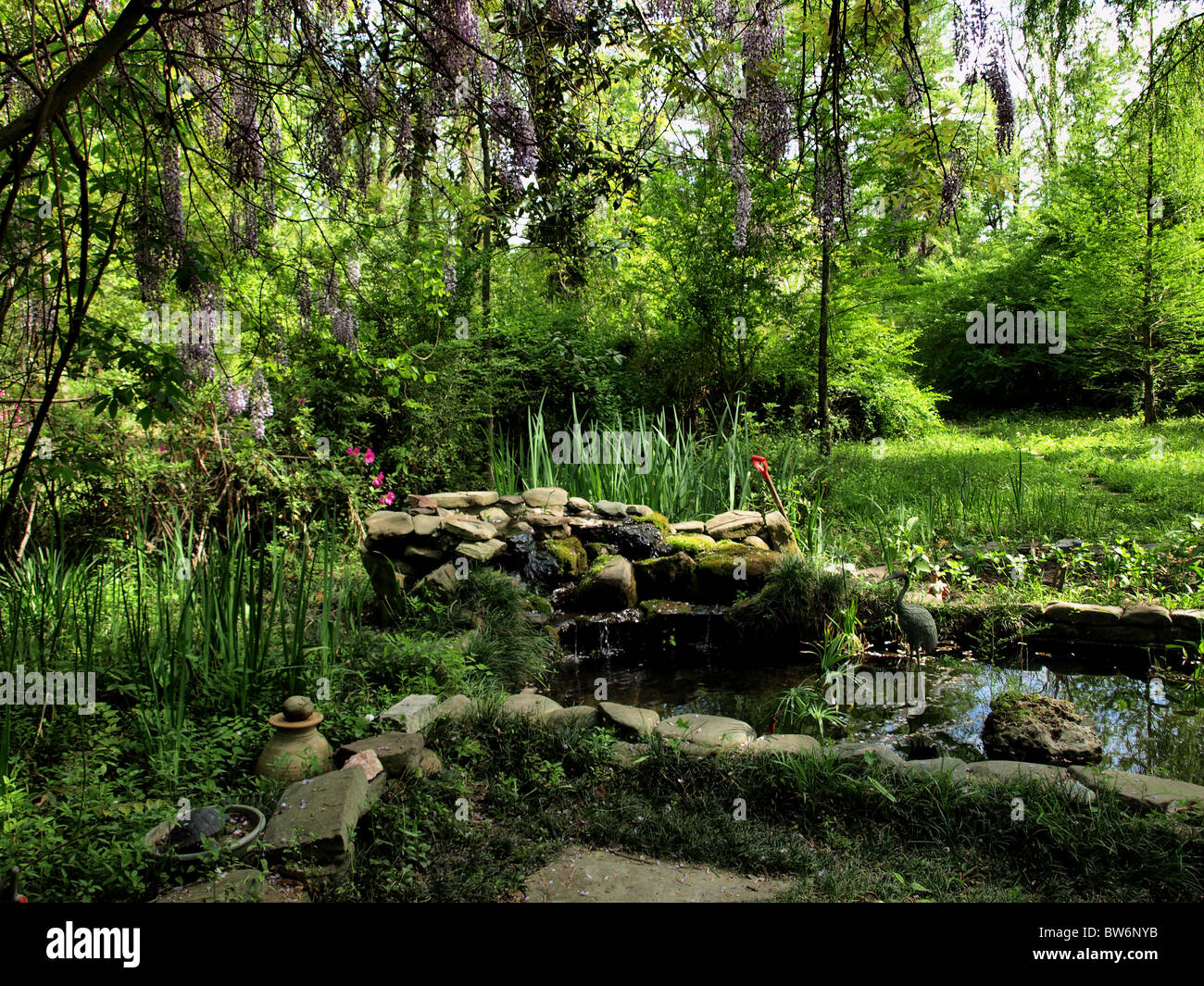 Bach Teich Felsen und Wald in Glen mit grünem Rasen und Blumen Natur