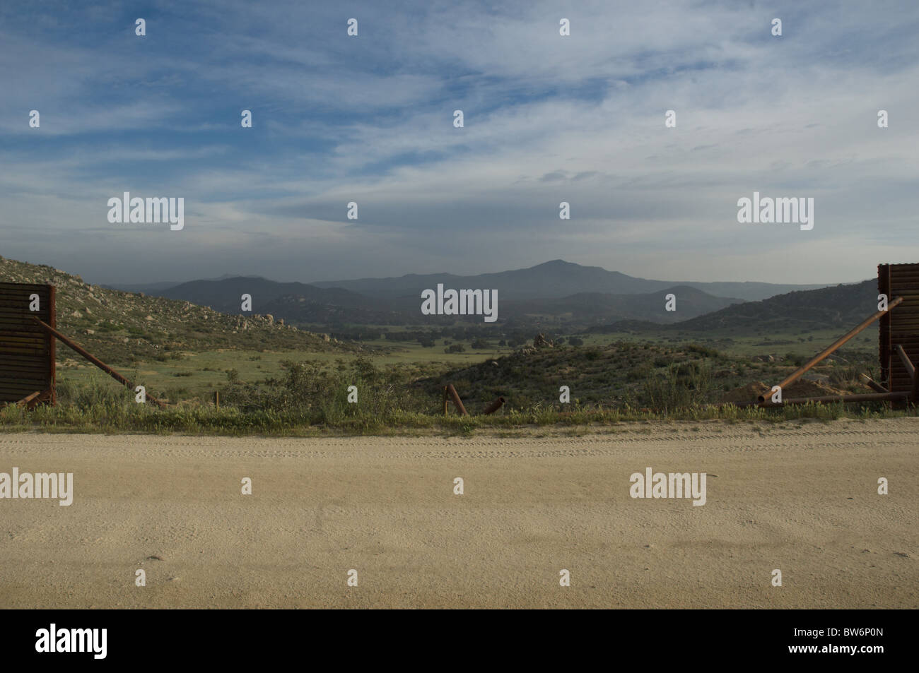 Der Blick in Mexiko durch eine Lücke in den USA Grenzzaun. Stockfoto