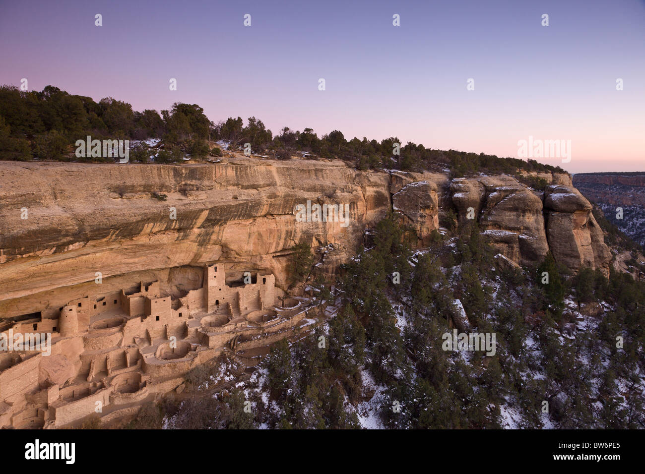 Dämmerung in der Cliff Palace Höhle wohnt im Winter in Mesa Verde Nationalpark, Colorado, USA. Stockfoto