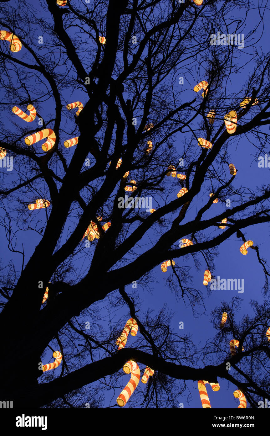 Candy geformte Leuchten hängen in den Bäumen rund um den Weihnachtsmarkt in Rathausplatz, Vienna Stockfoto