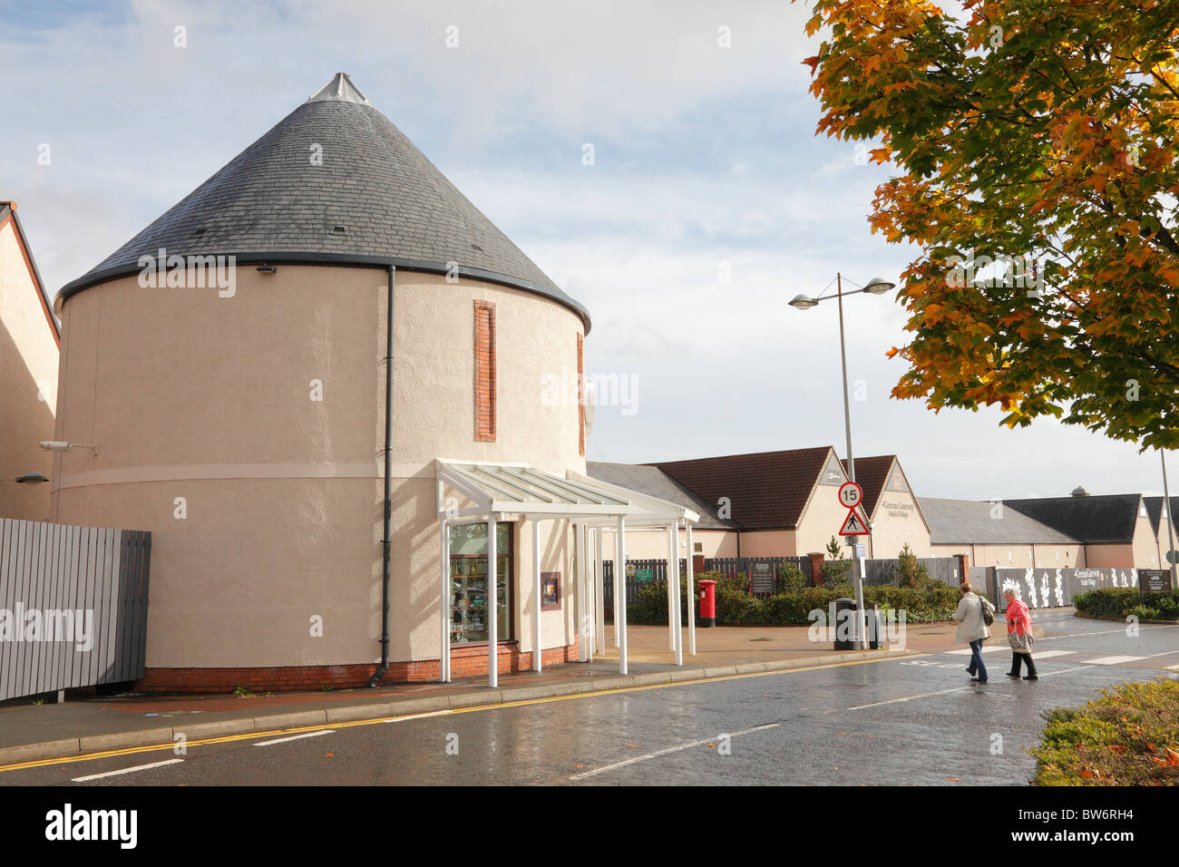 Shopper, Gretna Gateway Outlet Village, Glasgow Rd, Gretna, Dumfriesshire Stockfoto