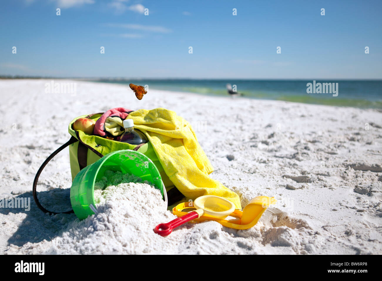 Tasche und Strand Spielzeug für den Strand an einem Strand. Golfküste, Florida. Stockfoto