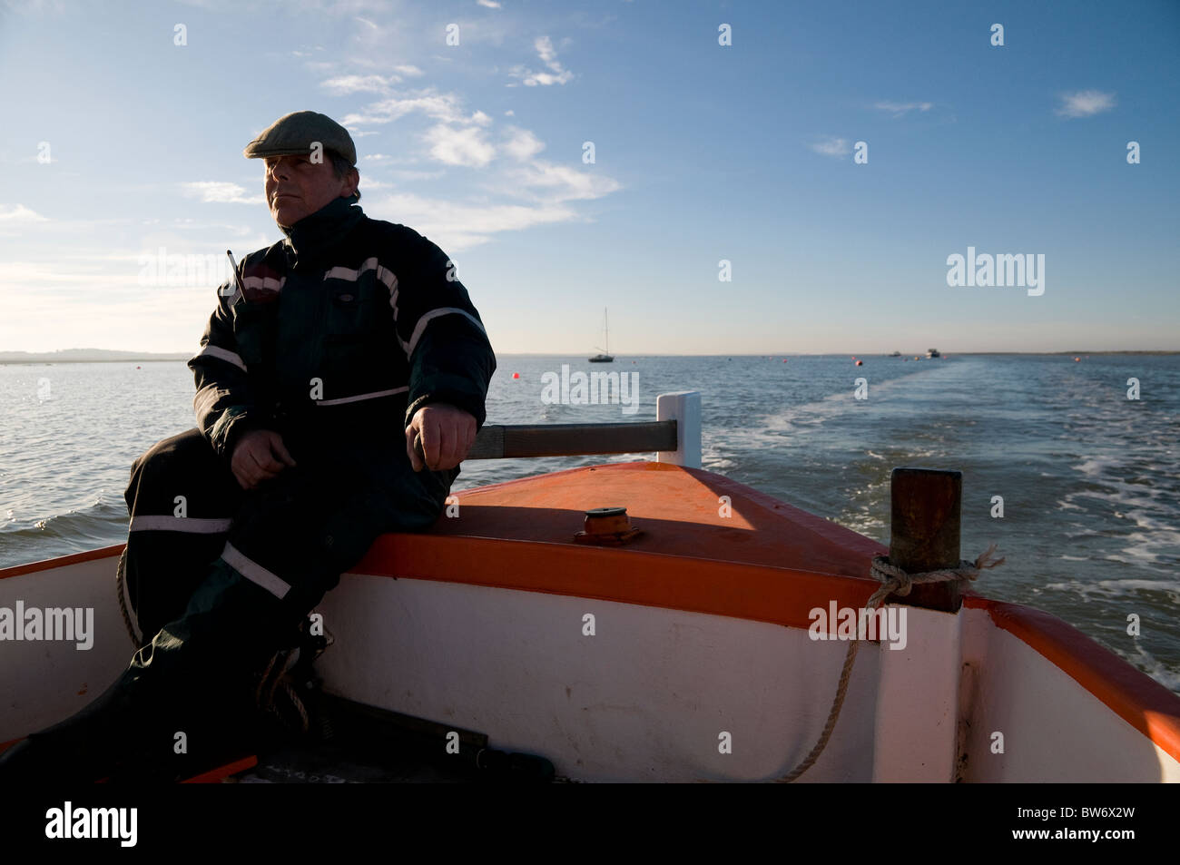 Mann an der Pinne des Siegel-Reise-Boot, Morston, North Norfolk, england Stockfoto