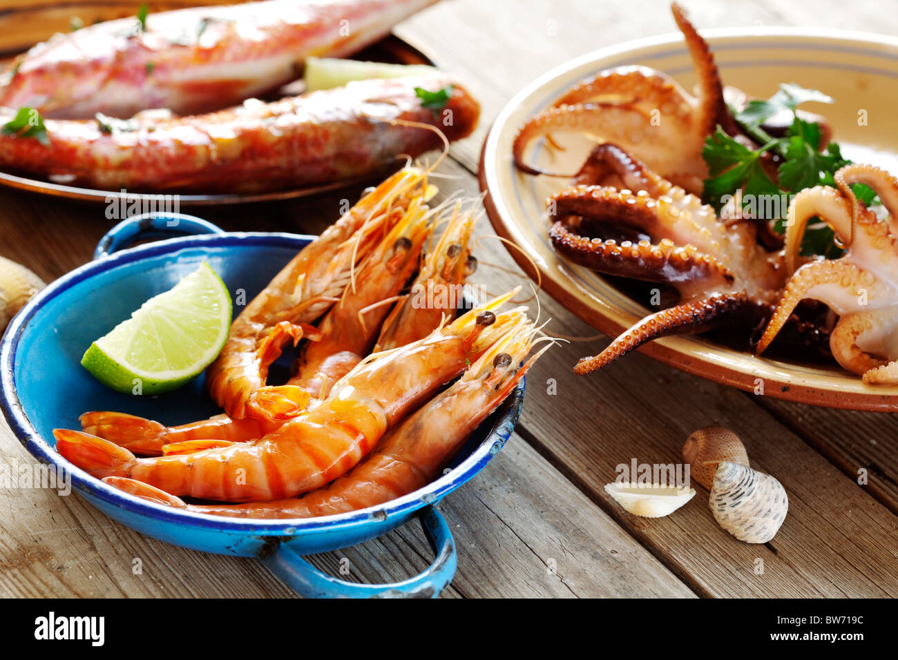 Auswahl an Fisch und Meeresfrüchten in einem rustikalen Rahmen Stockfoto