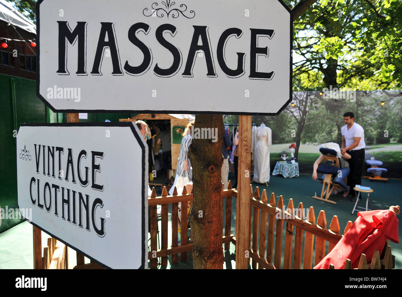 Massage Spiegelgarden Spiegelzelt George Square Edinburgh Edinburgh Fringe Festival Stockfoto