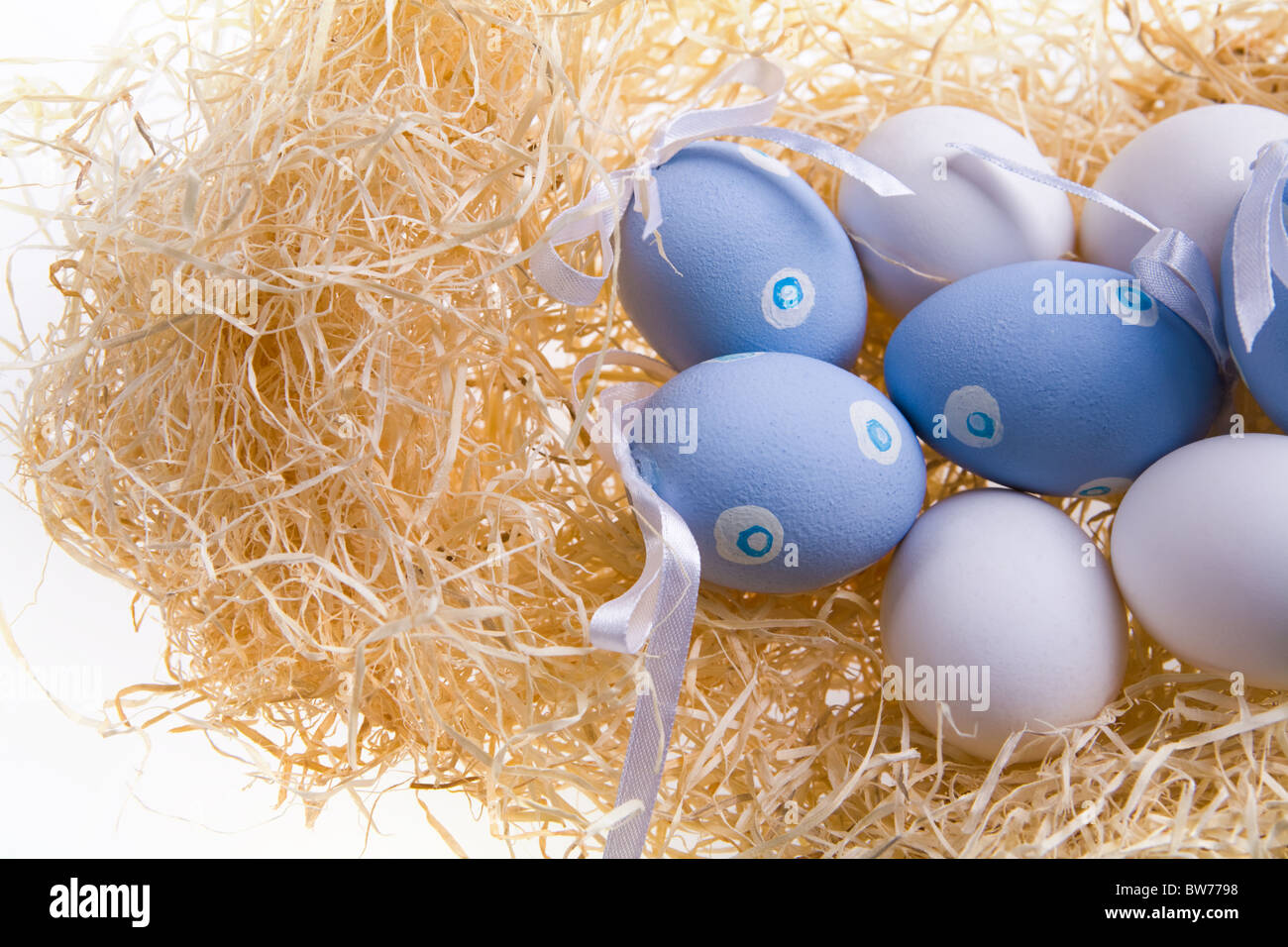 Foto von mehreren Ostereier mit Bändern geschmückt Stockfoto