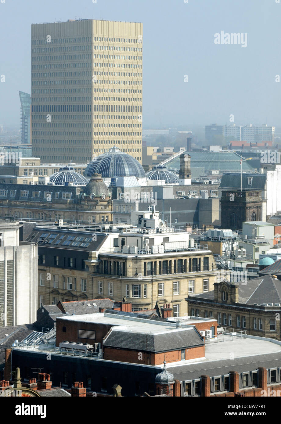 Stadtbild von Manchester, einschließlich der Royal Exchange Theatre und Wolkenkratzern Stockfoto