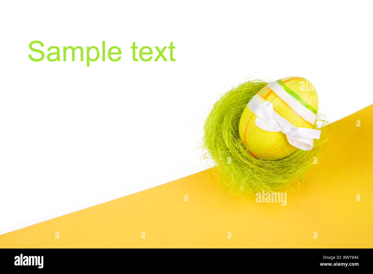 Nahaufnahme von gelb bemalten Osterei von Band mit Exemplar für Text gebunden Stockfoto