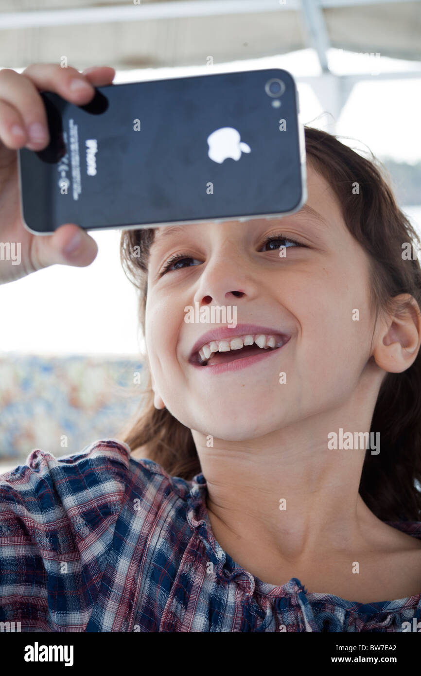 Fotografieren mit dem iPhone 4 Mädchen Stockfoto