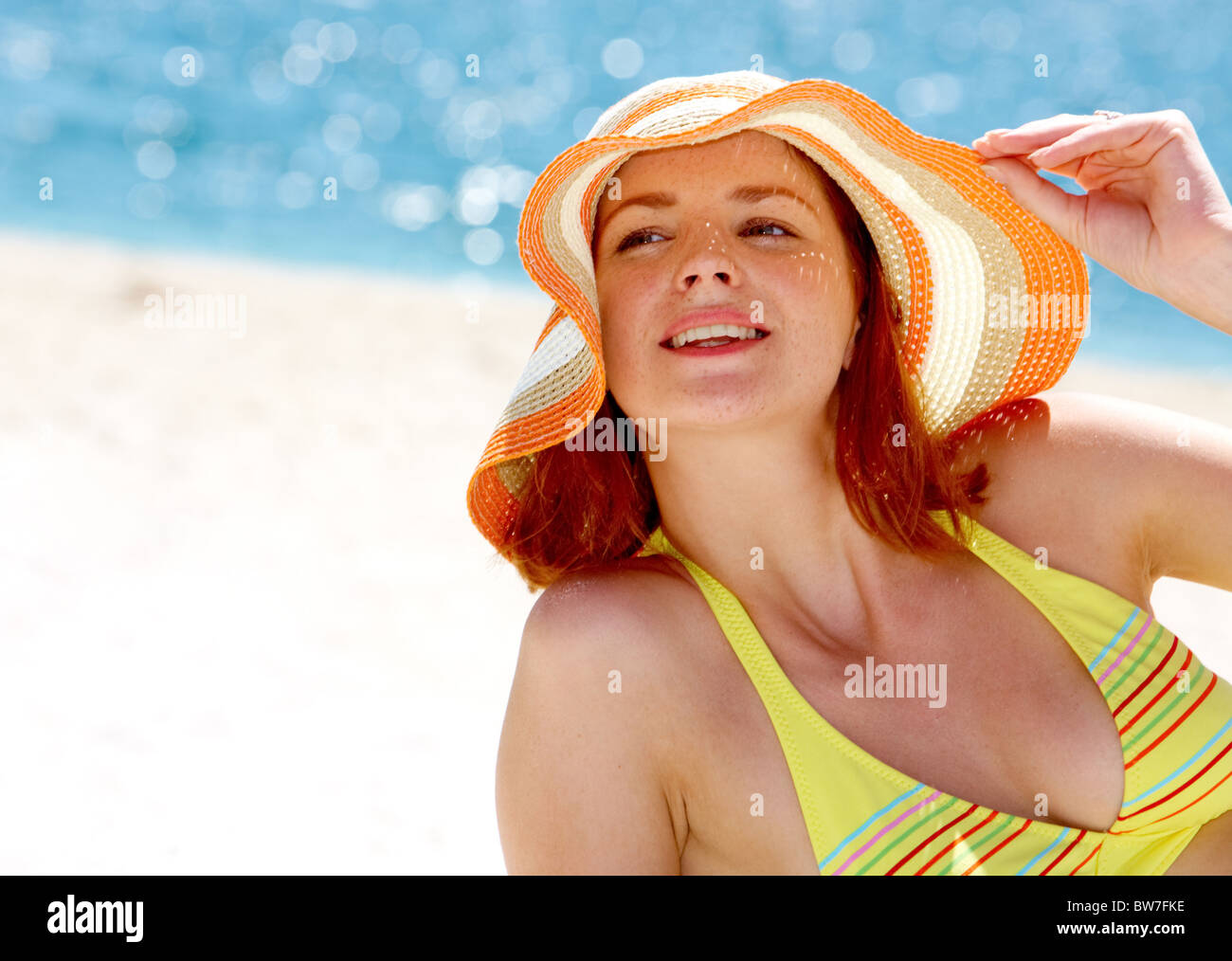 Nahaufnahme der hübschen Dame mit Hut am Meer Stockfoto