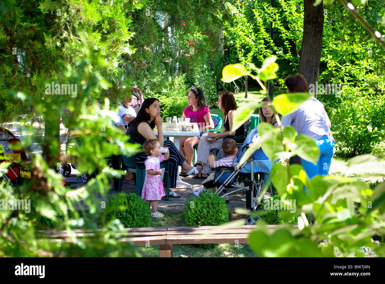 Mütter mit Kindern auf dem Hof Tempel Komplex Annahme Kardjali dreischiffige Basilika, das 20 Jahrhundert, arbeiten Tempel. Stockfoto