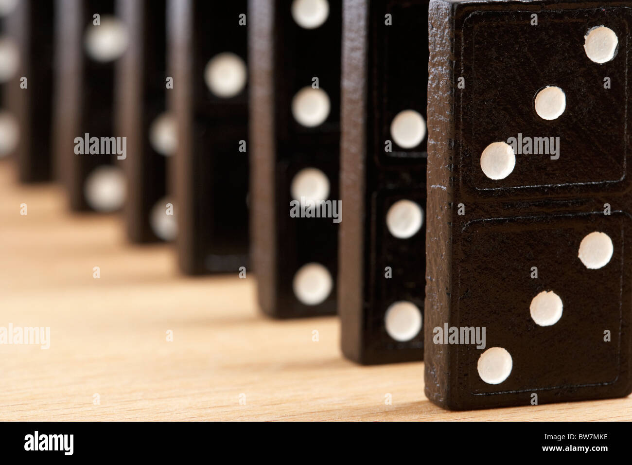 Reihe von Dominosteinen Stockfoto