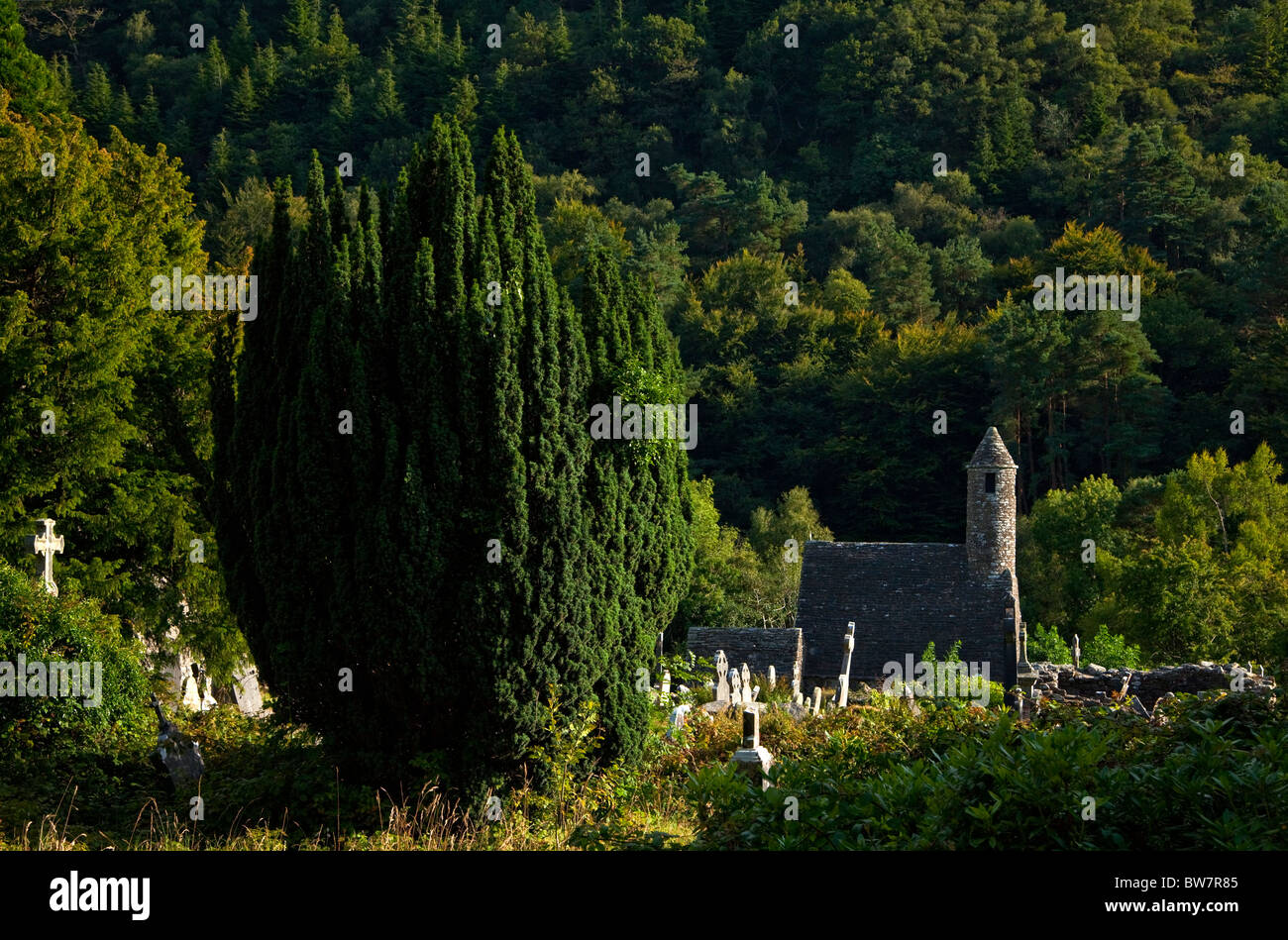St. Kevins Kirche und Friedhof in Glendalough frühen klösterlichen Website, County Wicklow, Ireland Stockfoto