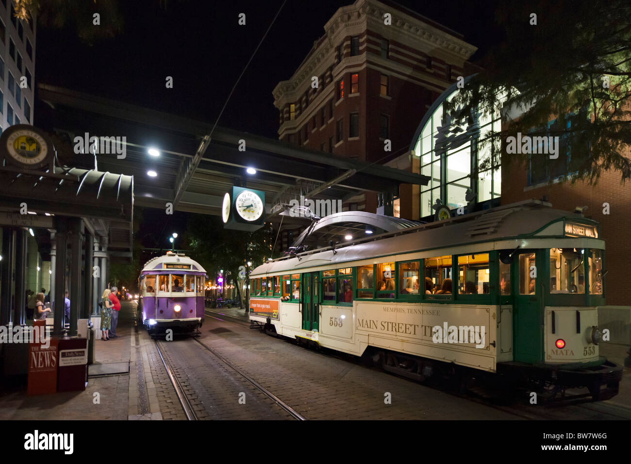 Main Street Wagen nachts in Peabody Place, Main Street, Memphis, Tennessee, USA Stockfoto