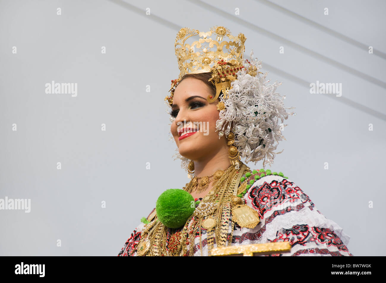 Die Königin des Schlittens Festivals reitet auf einem Float während einer Parade rund um die Plaza in Pedasi hoch in einem aufwendigen Kostüm. Stockfoto