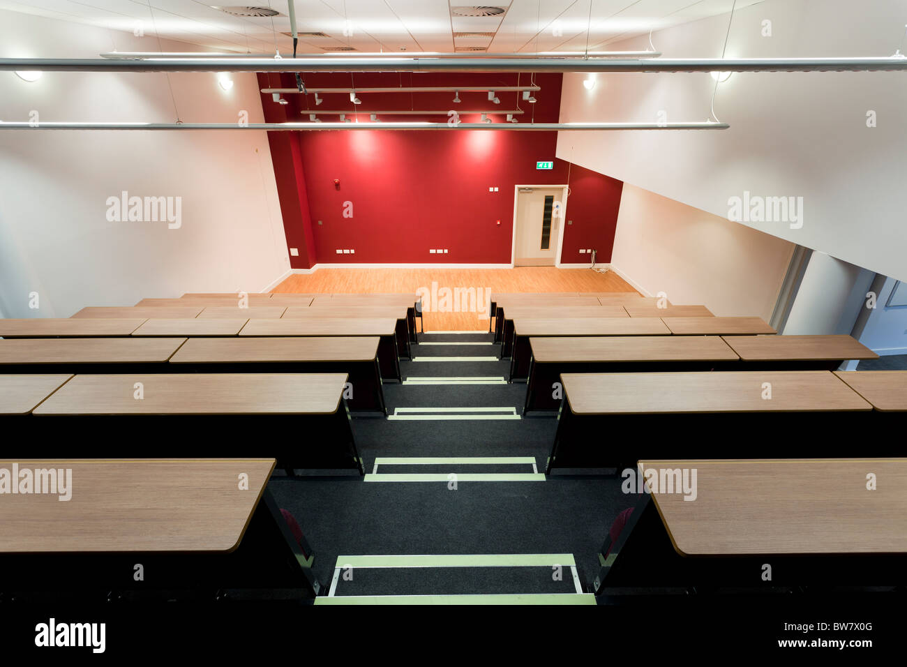 Klappbett abgestufte Sitzgelegenheiten, Aula am Portsmouth Gymnasium neue Wissenschaft Block Stockfoto