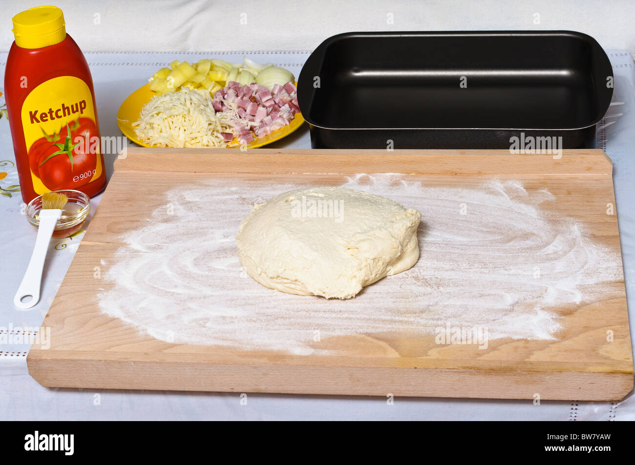 Hausgemachte Pizza Vorbereitung umgeben mit Zutaten Stockfotografie - Alamy