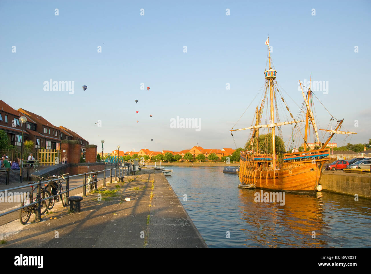Historisches Segelschiff Matthew Bristol, heiße Luftballons, Floating