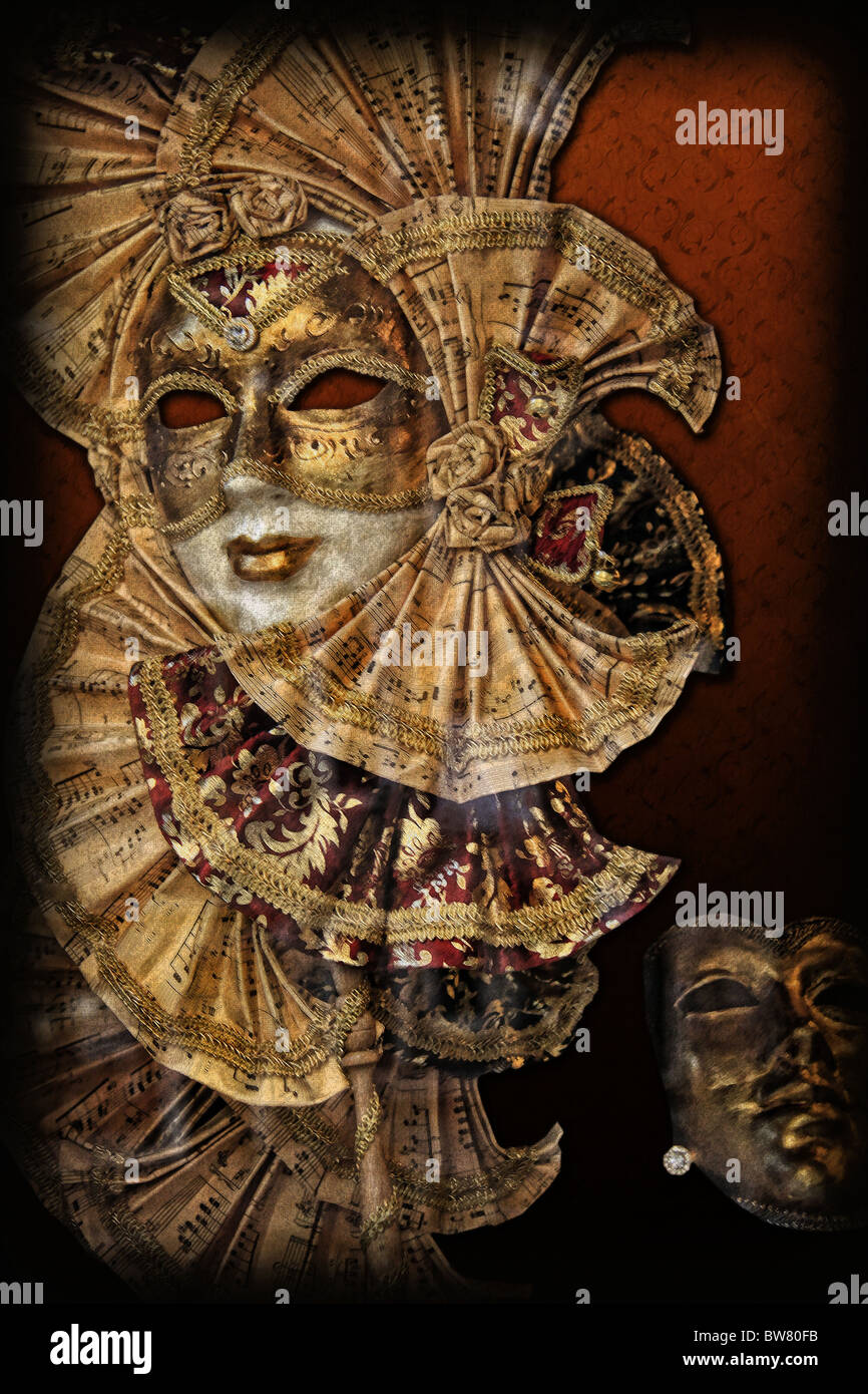 Venezianische Maske mit Goldornamenten auf rotem Grund Stockfoto