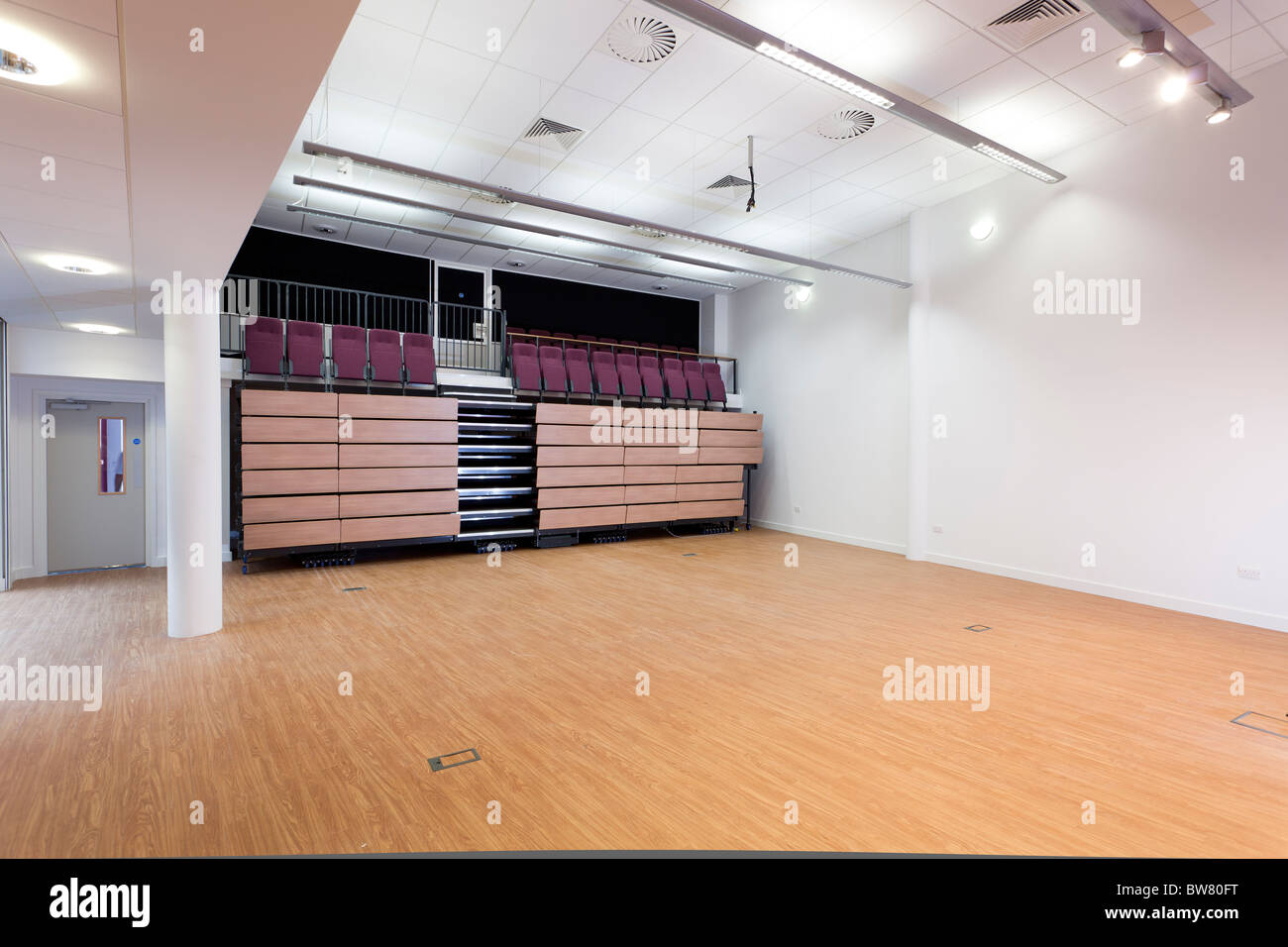 Klappbett abgestufte Sitzgelegenheiten, Aula am Portsmouth Gymnasium neue Wissenschaft Block Stockfoto