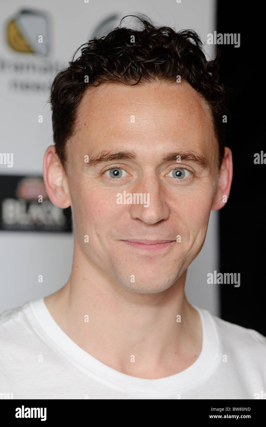Tom Hiddleston besucht The Children Monologe am Old Vic Theatre, London, 14. November 2010. Stockfoto