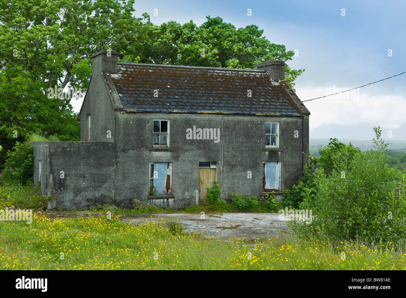 Verfallenes Haus mit Entwicklungspotenzial bei Rosmuck im Bereich Gaeltecht von Connemara, County Galway, Irland Stockfoto