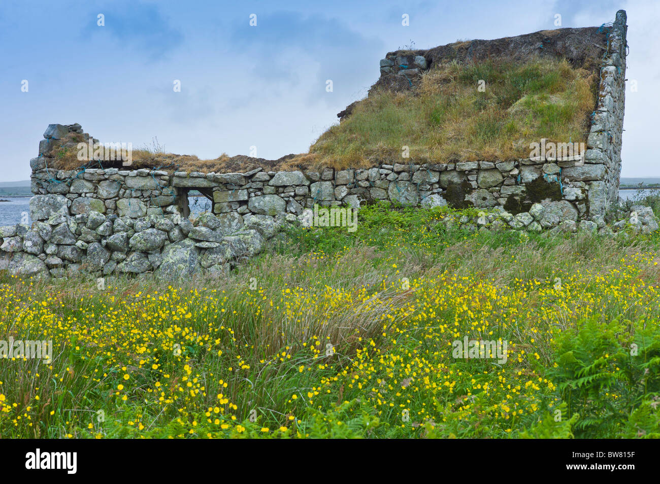 Verfallene alte Steinhaus mit Entwicklung Potential, Connemara, County Galway, Irland Stockfoto