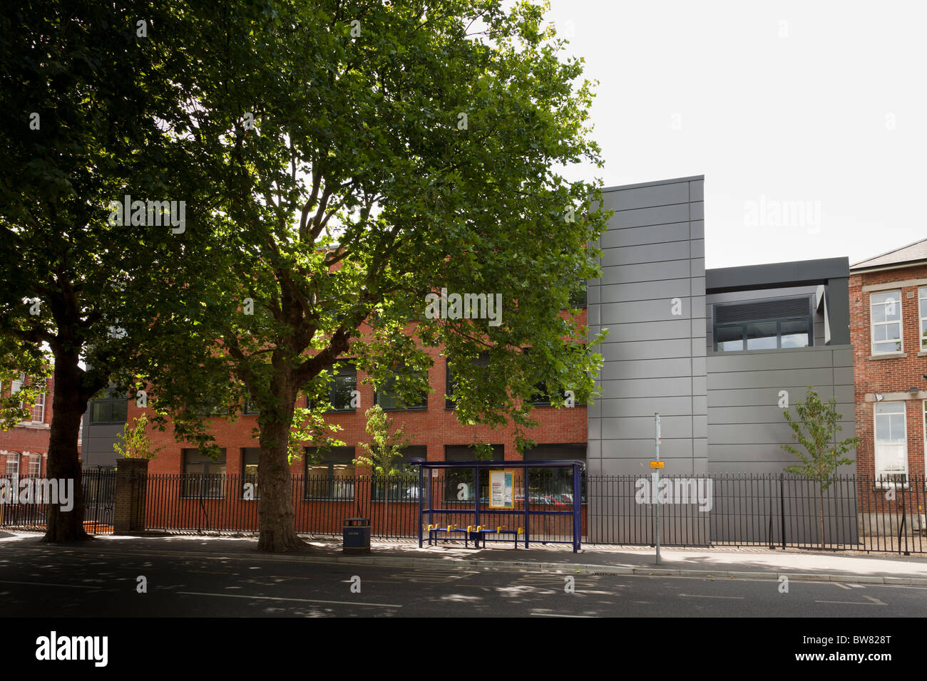 Außenseite des Portsmouth Gymnasium neue Wissenschaft Block Stockfoto