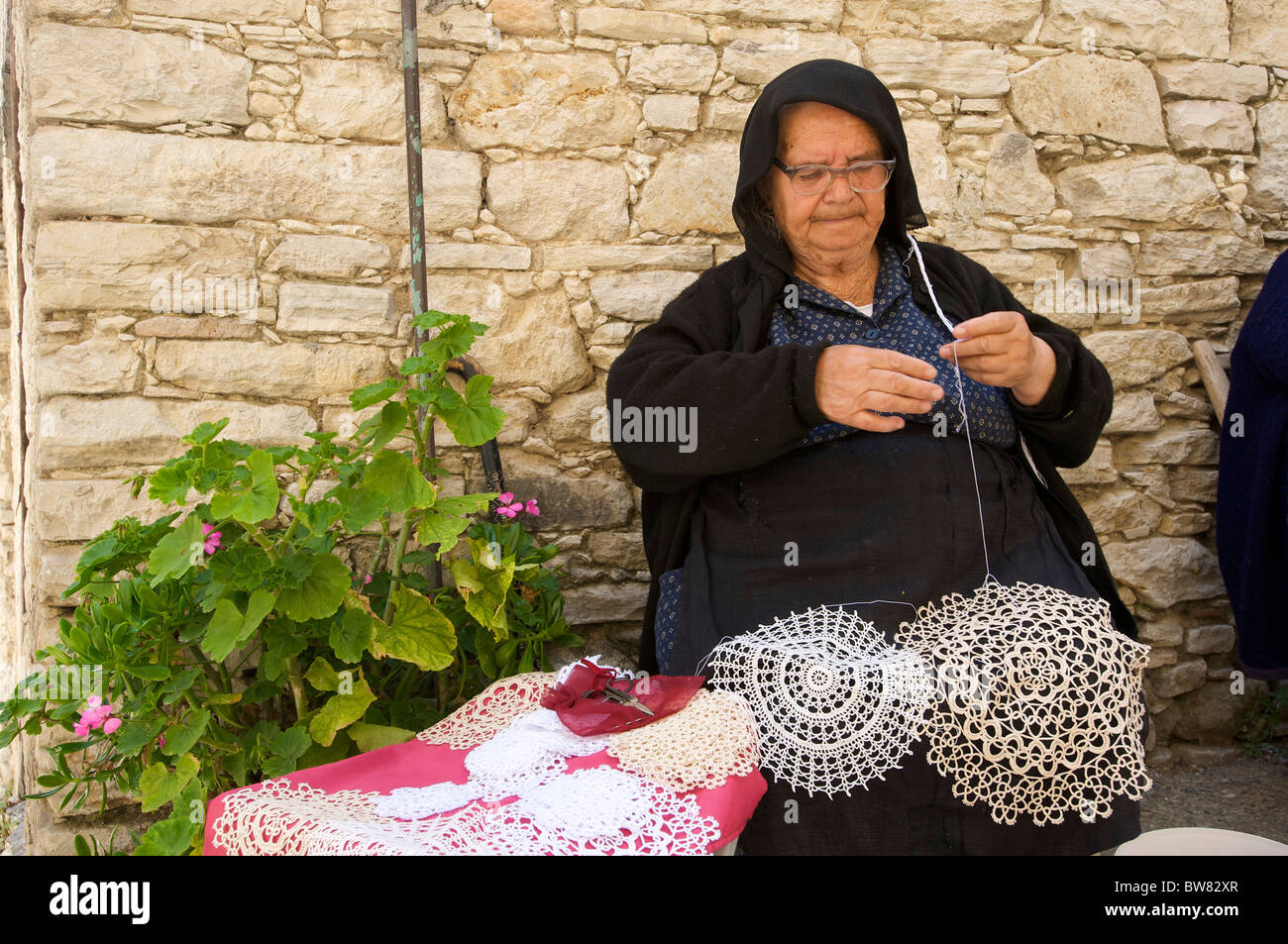 Häkeln Frau in Omodos, Troodos-Gebirge, Zypern Stockfoto