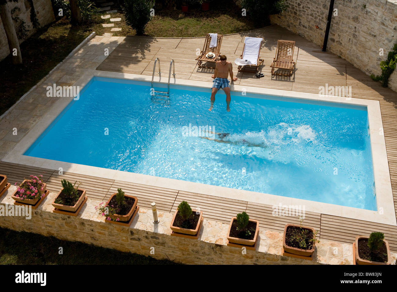 Liebhaber im pool Stockfoto