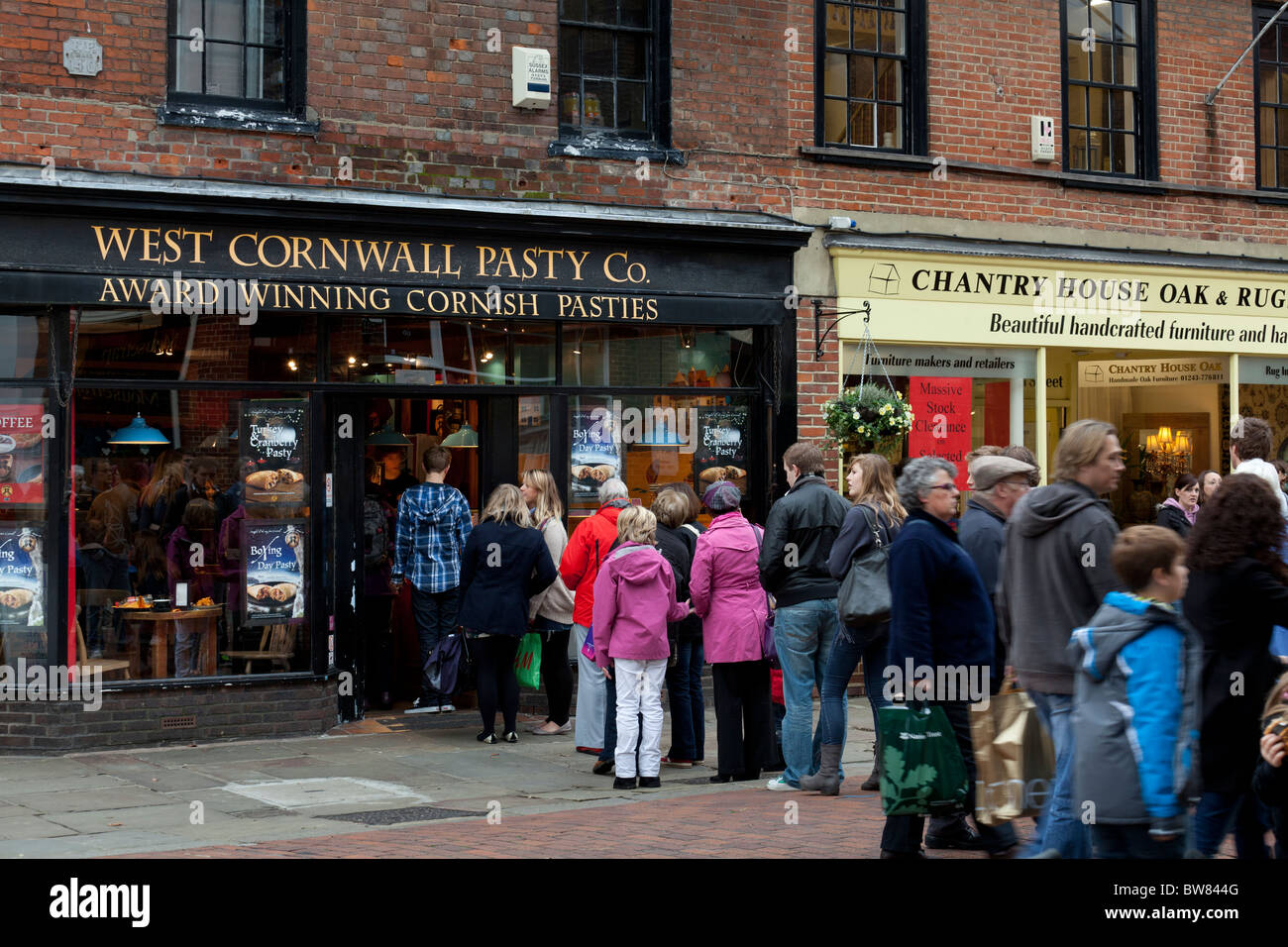 Kunden, die Schlange vor einem Cornish Pasty Geschäft Stockfoto