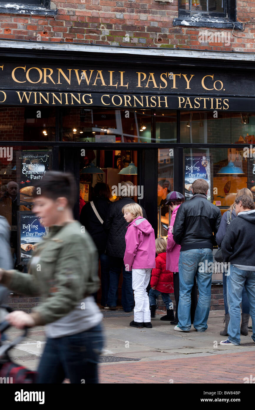 Kunden, die Schlange vor einem Cornish Pasty Geschäft Stockfoto