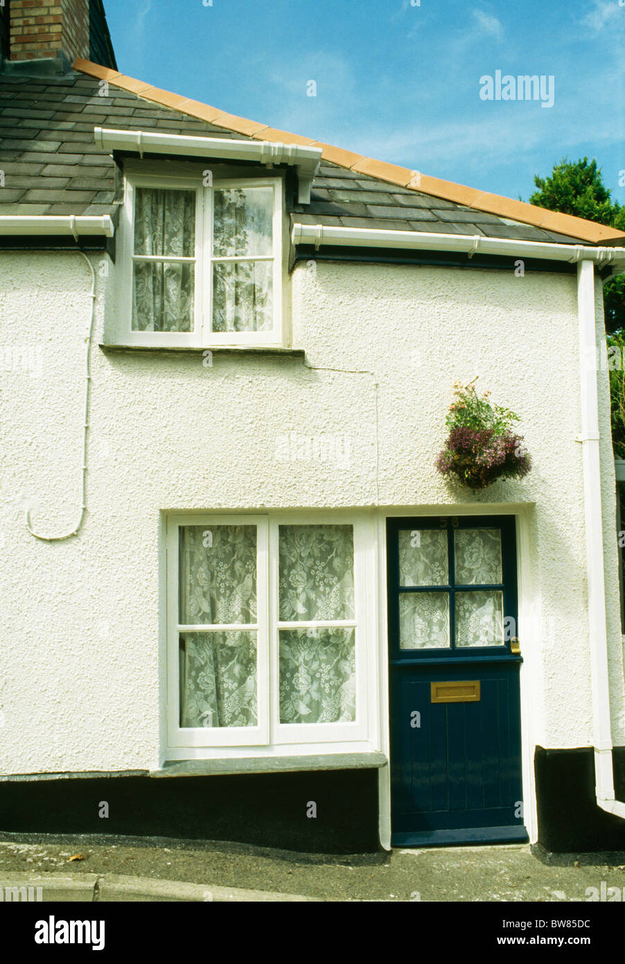 Schwarze Hälfte verglasten Haustür auf kleinen weißen Häuschen mit