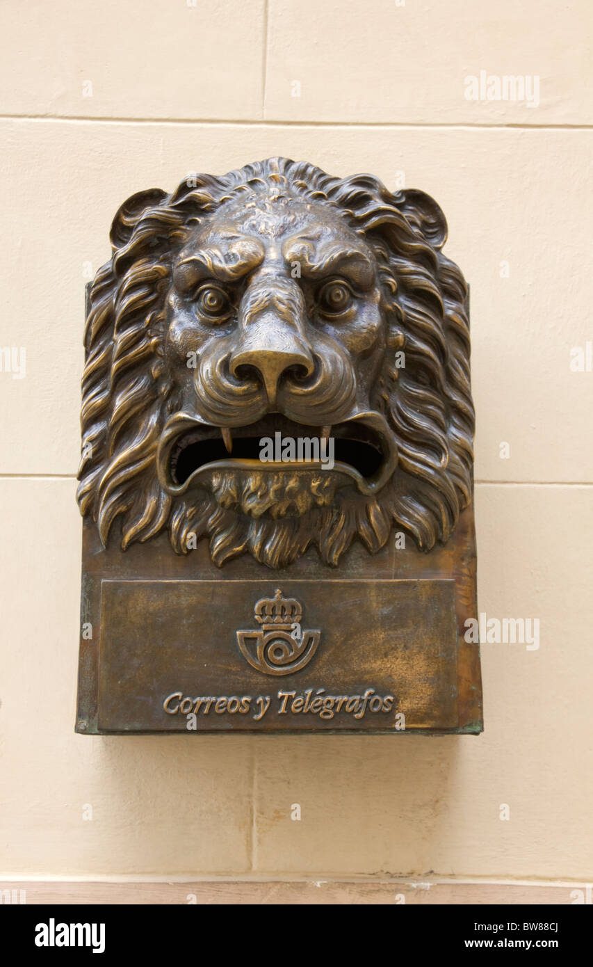 Kubanische Löwenkopf Metall Briefkasten Stockfoto