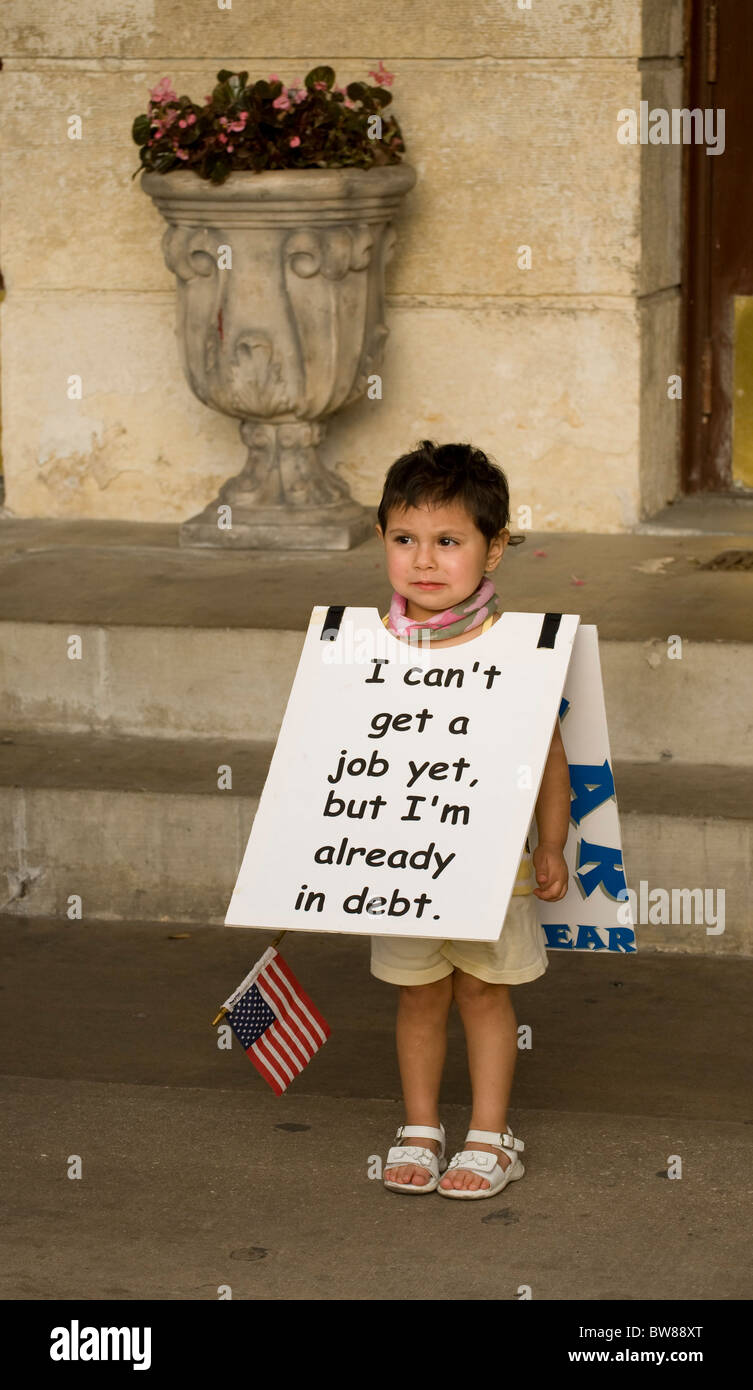 Kind trägt Protest Zeichen bei Tea-Party-Kundgebung gegen Bundesrepublik Rettungsaktionen und Präsident Obama Wirtschaftspolitik in San Antonio TX Stockfoto
