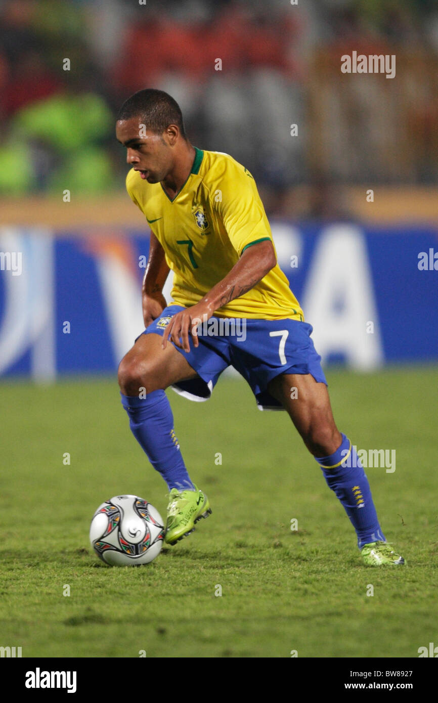 KAIRO - 16. OKTOBER: Alex Teixeira aus Brasilien kontrolliert den Ball beim Finale der FIFA U-20-Weltmeisterschaft gegen Ghana am 16. Oktober 2009 im Kairoer International Stadium in Kairo. Nur redaktionelle Verwendung. Kein Pushing auf die Nutzung mobiler Geräte. Kommerzielle Nutzung verboten. (Foto: Jonathan Paul Larsen / Diadem Images) Stockfoto