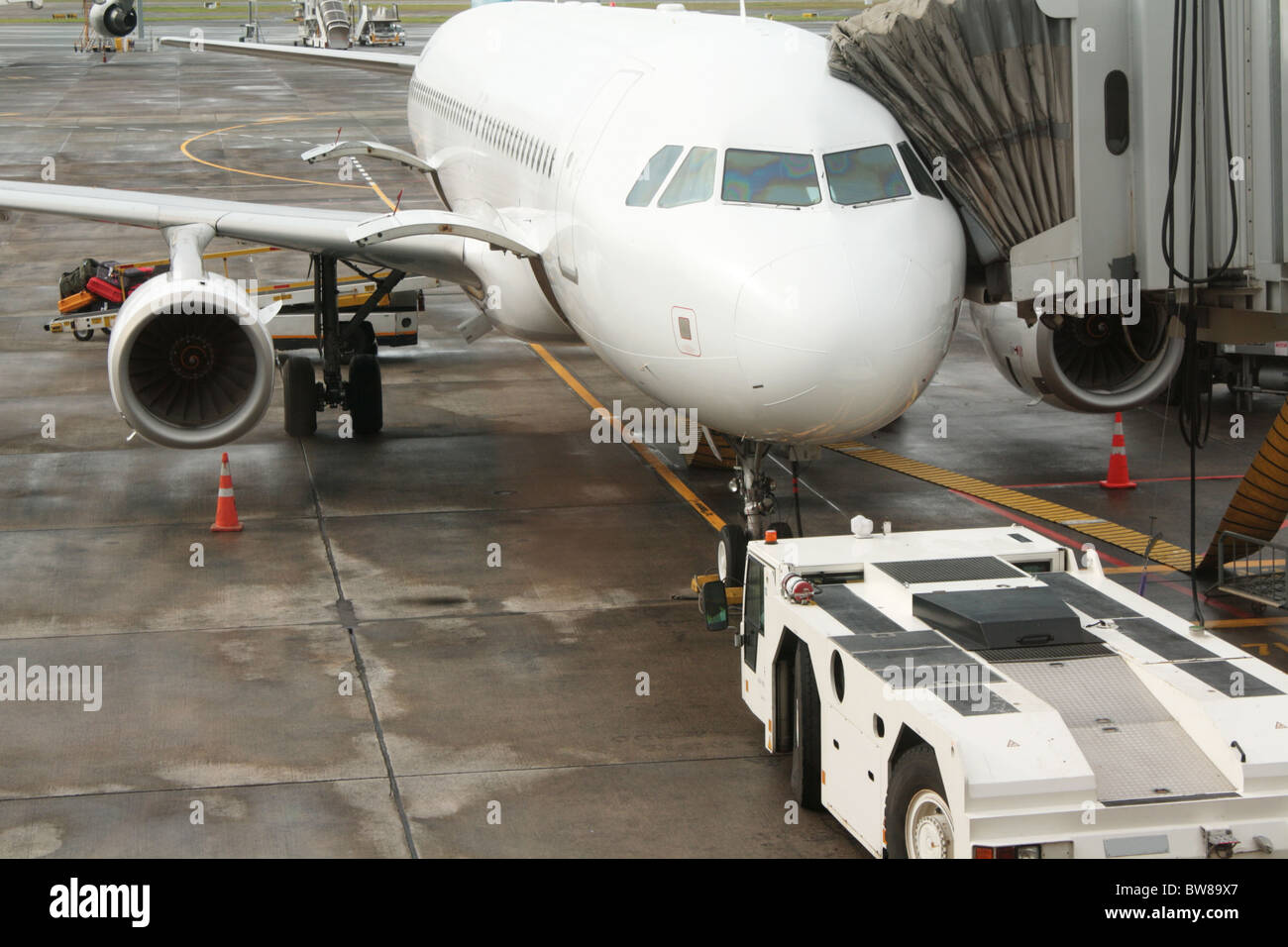 Flughafen Flugzeug & Airbridge Stockfoto