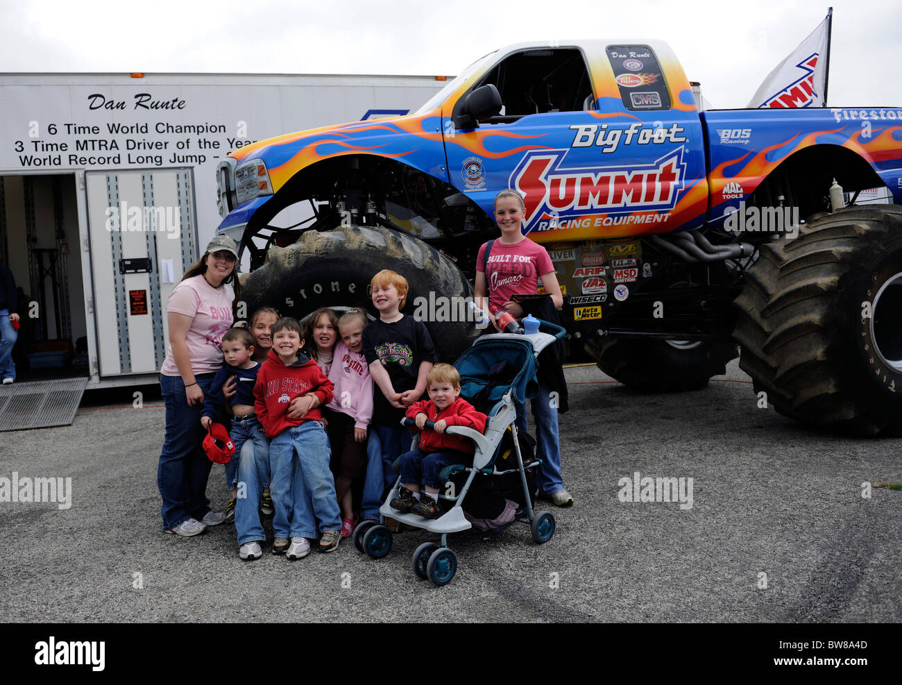 Monster-Truck-Fans im Freestyle-Wettbewerb bei 4 x 4 Off-Road-Jamboree Monster Truck Show in Lima, Ohio. Stockfoto