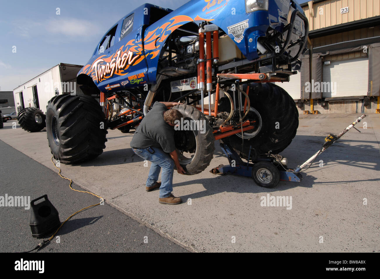 Einnahme von großen Reifen Thrasher-Monster-Truck zu transportieren nach Veranstaltung für Komen Race für die Heilung nutzen. 9/80 Stockfoto