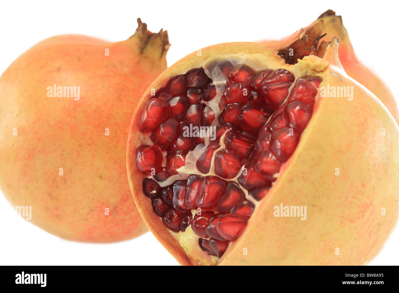 Granat-Apfel mit Samen mit weißem Hintergrund Stockfoto
