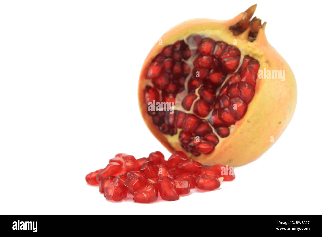 Granat-Apfel mit Samen mit weißem Hintergrund Stockfoto